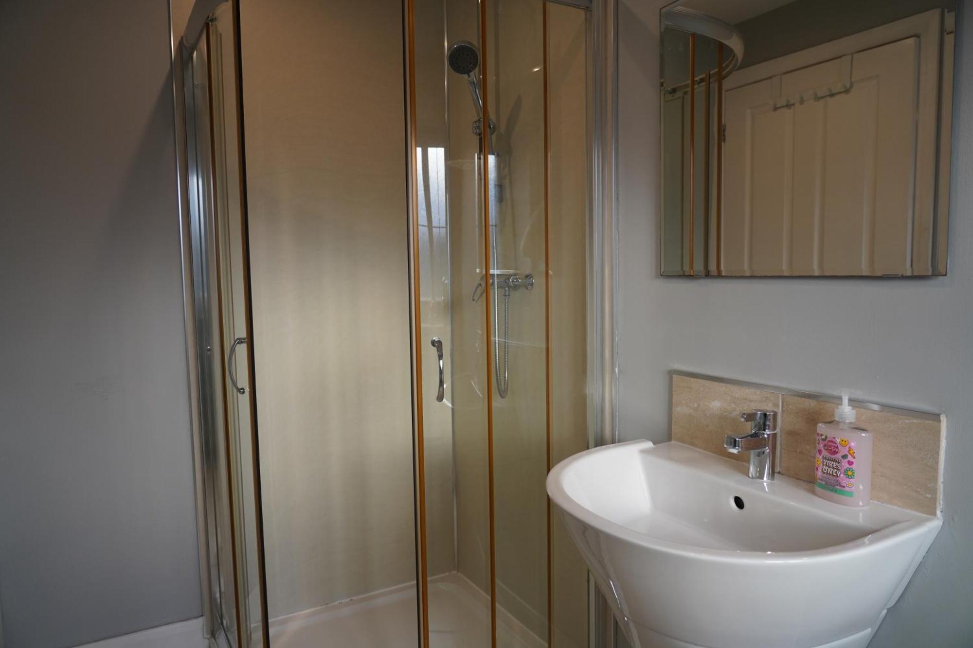 8 Double Beds In A 5 Bedroom House, Pets Welcome Epworth Exterior photo